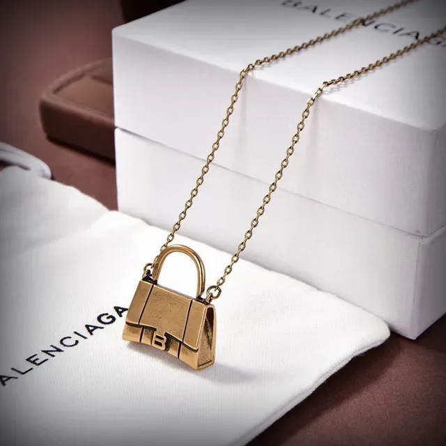 Collier Balenciaga Le Cagole Miniature Sac à Main Doré en Métal Structuré 4