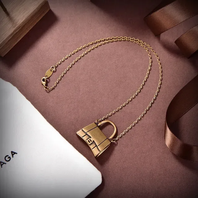 Collier Balenciaga Le Cagole Miniature Sac à Main Doré en Métal Structuré 5
