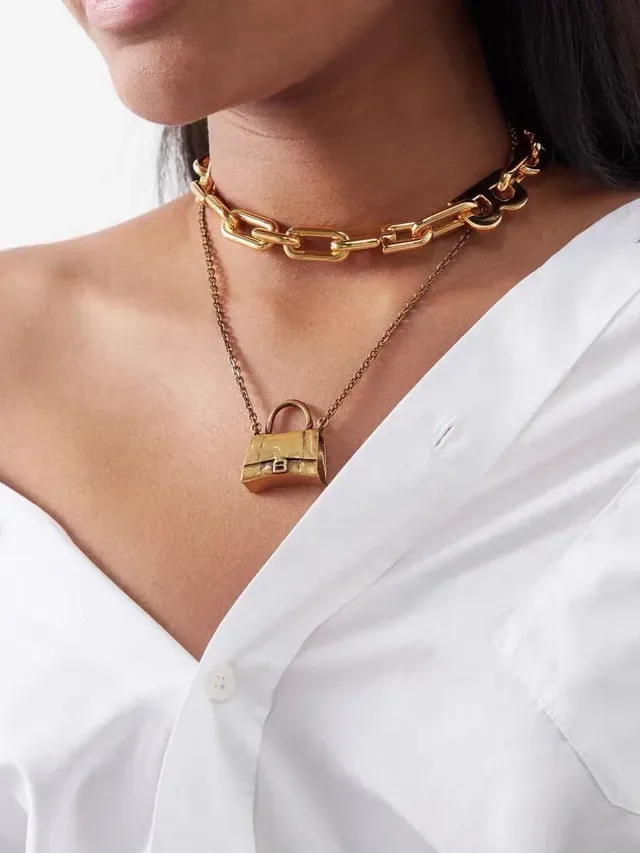 Collier Balenciaga Le Cagole Miniature Sac à Main Doré en Métal Structuré 6