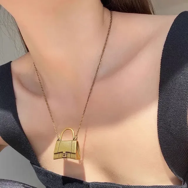 Collier Balenciaga Le Cagole Miniature Sac à Main Doré en Métal Structuré 8