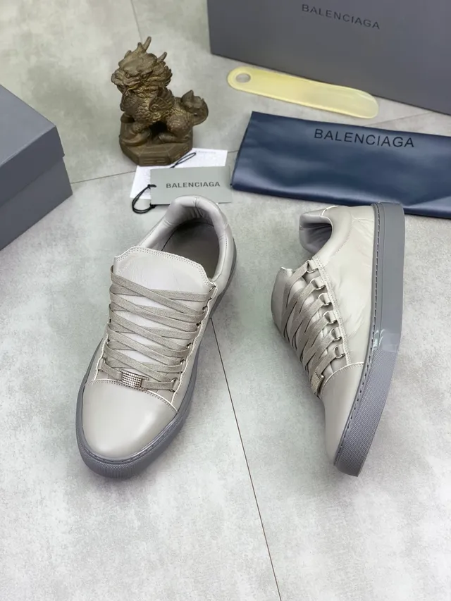 Balenciaga Le City zapatillas lifestyle de cuero gris claro 5