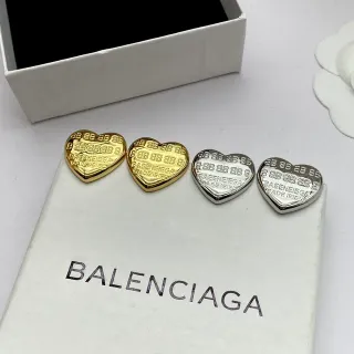 Brincos Balenciaga com logo gravado em forma de coração