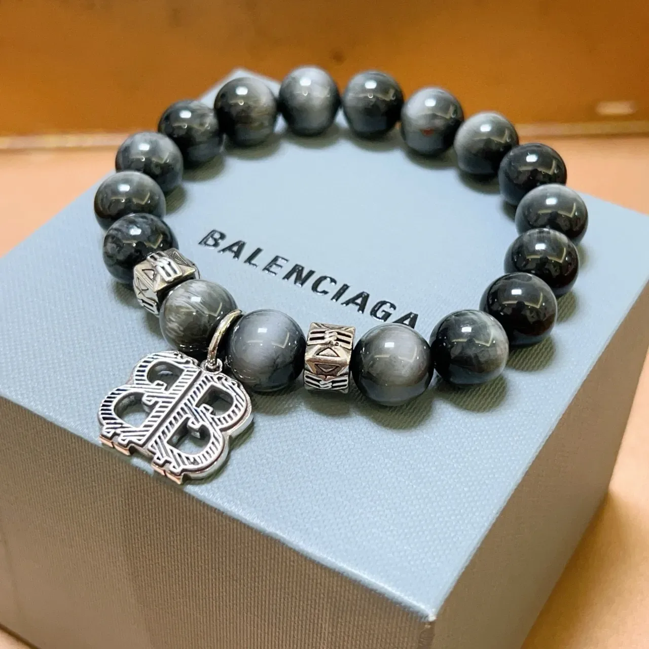 Balenciaga Logo Pendant Pulseira de Miçangas 9