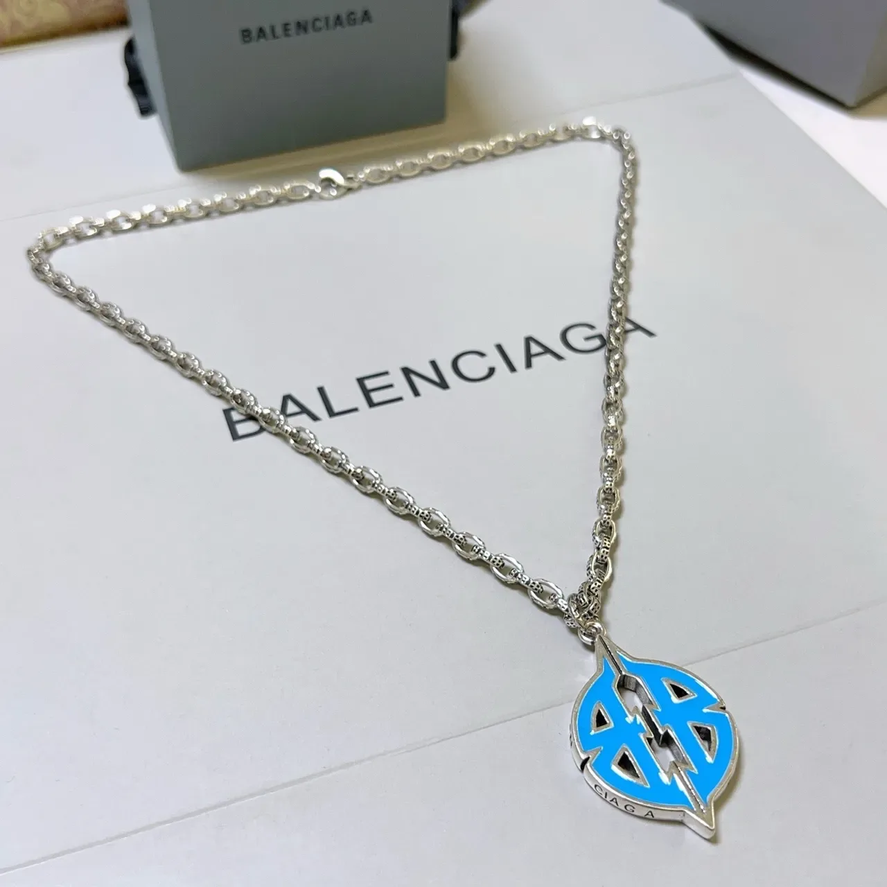 Balenciaga Logo Pendente Corrente Curb Prateada Azul Esmaltada Monograma Colar 3