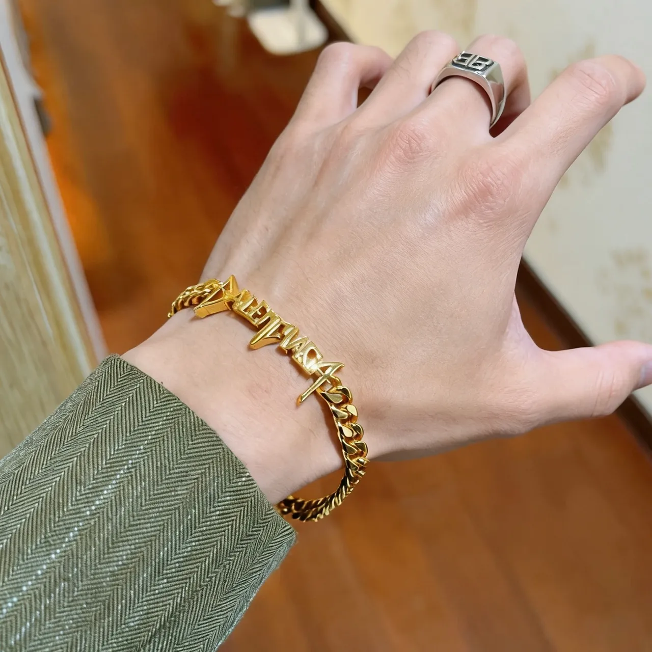 Balenciaga Logo Plaque Curb-Link bracelet en or 2