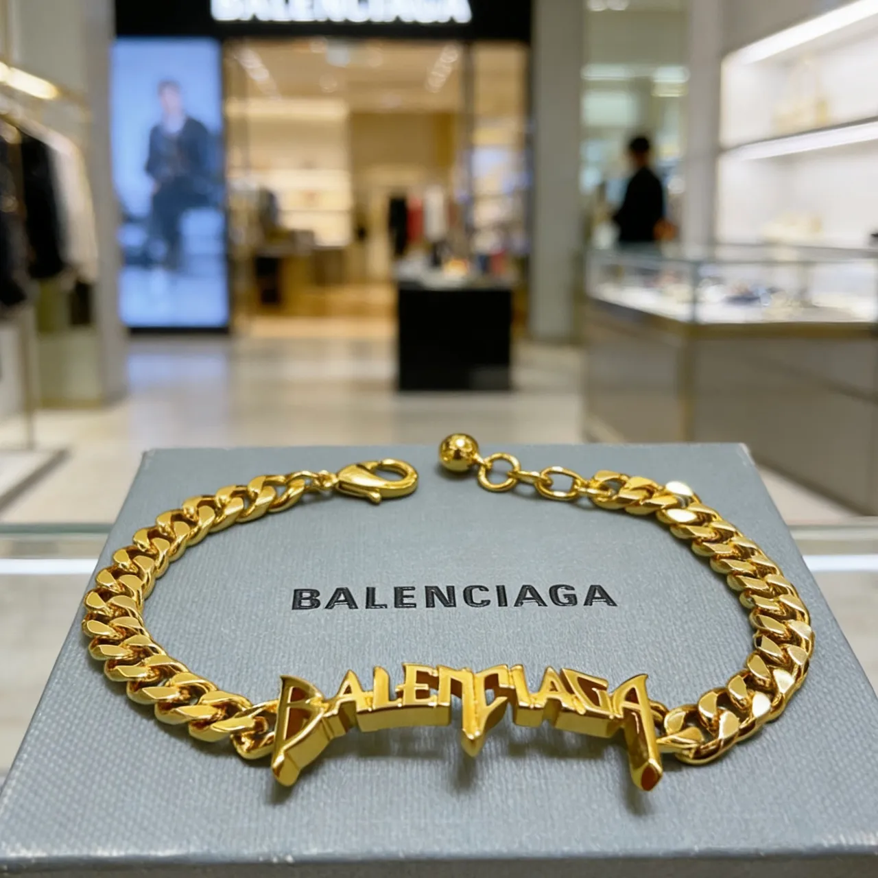 Balenciaga Logo Plaque Curb-Link bracelet en or 3