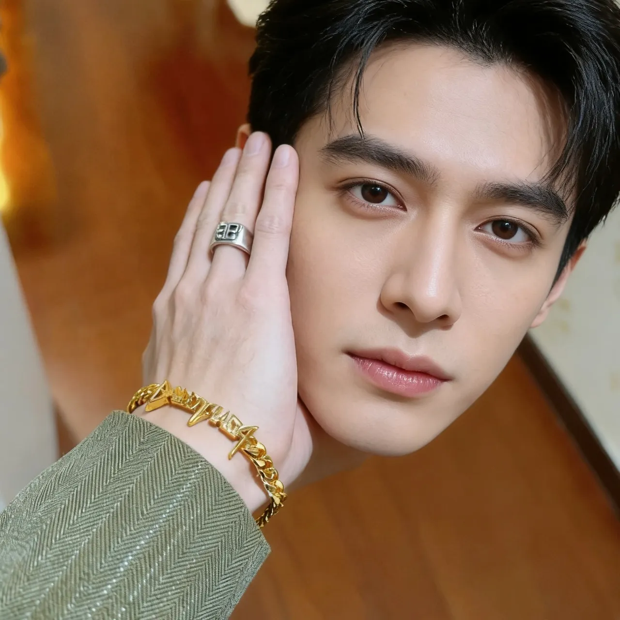 Balenciaga Logo Plaque Curb-Link bracelet en or 4