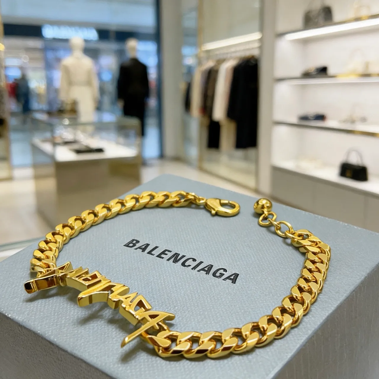 Balenciaga Logo Plaque Curb-Link bracelet en or 5