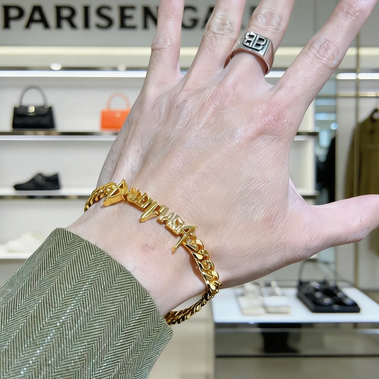 Balenciaga Logo Plaque Curb-Link bracelet en or 9