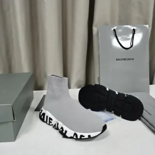 Tênis lifestyle Balenciaga Speed Trainer em malha cinza com faixa de logotipo