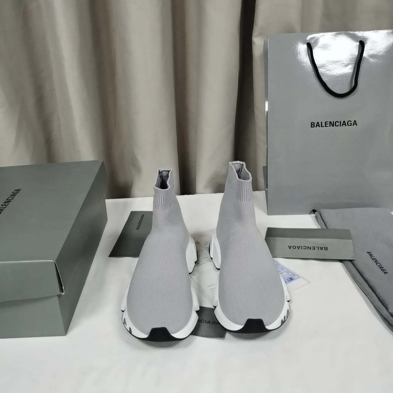 Tênis lifestyle Balenciaga Speed Trainer em malha cinza com faixa de logotipo 2
