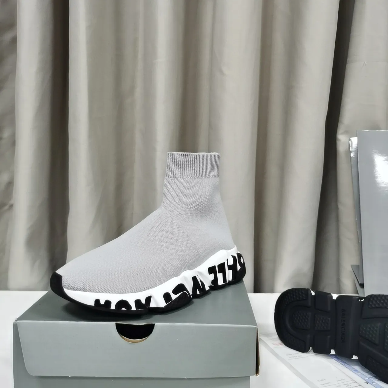 Tênis lifestyle Balenciaga Speed Trainer em malha cinza com faixa de logotipo 3