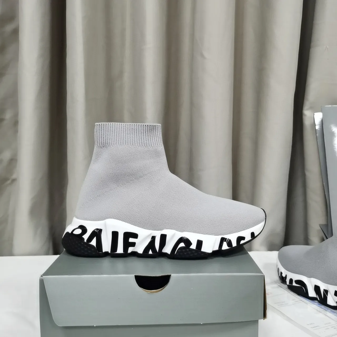 Tênis lifestyle Balenciaga Speed Trainer em malha cinza com faixa de logotipo 4