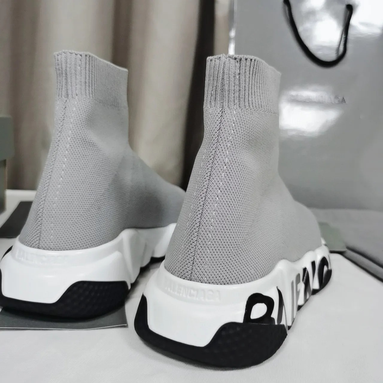 Tênis lifestyle Balenciaga Speed Trainer em malha cinza com faixa de logotipo 6