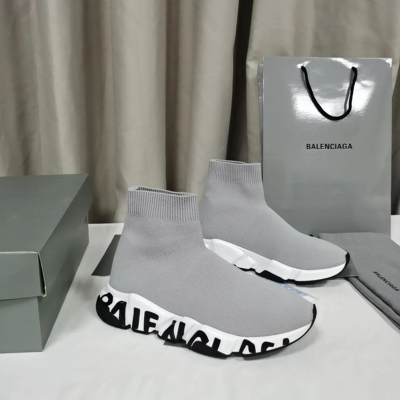 Tênis lifestyle Balenciaga Speed Trainer em malha cinza com faixa de logotipo 8