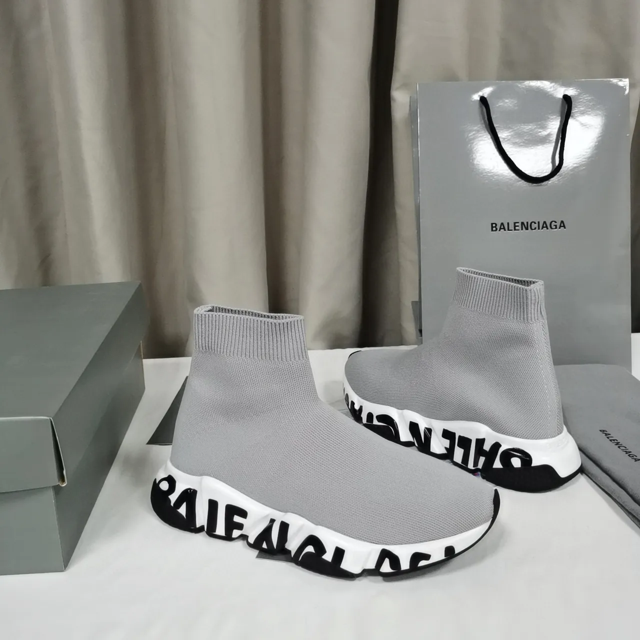 Tênis lifestyle Balenciaga Speed Trainer em malha cinza com faixa de logotipo 9