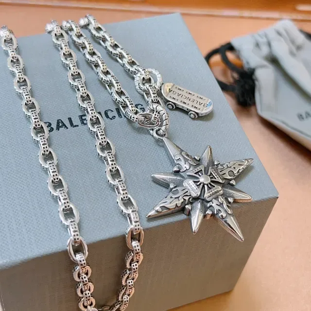 Balenciaga Collier pendentif étoile argenté orné en forme de voiture avec charm d'étiquette 1