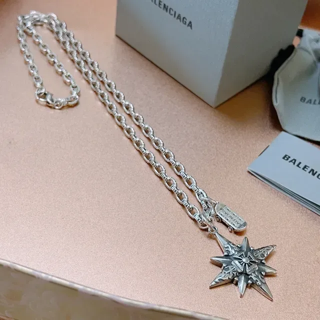 Balenciaga Collier pendentif étoile argenté orné en forme de voiture avec charm d'étiquette 4