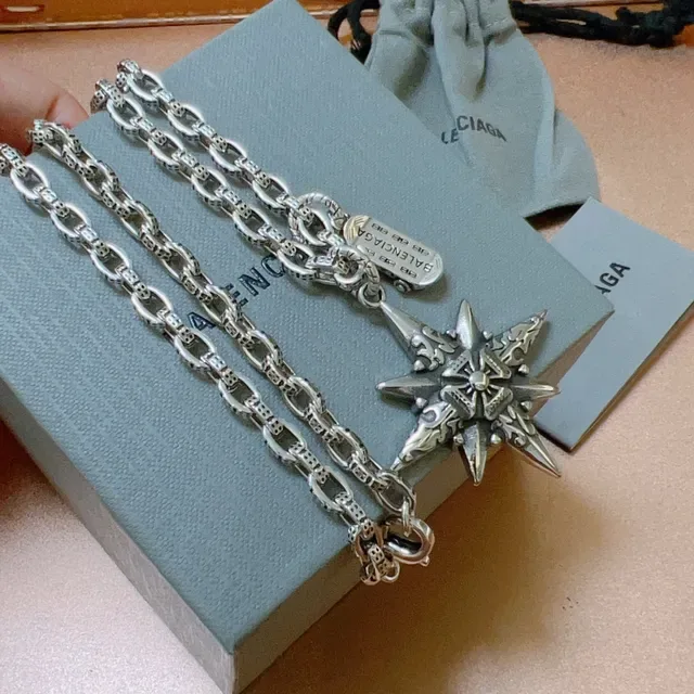 Balenciaga Collier pendentif étoile argenté orné en forme de voiture avec charm d'étiquette 6