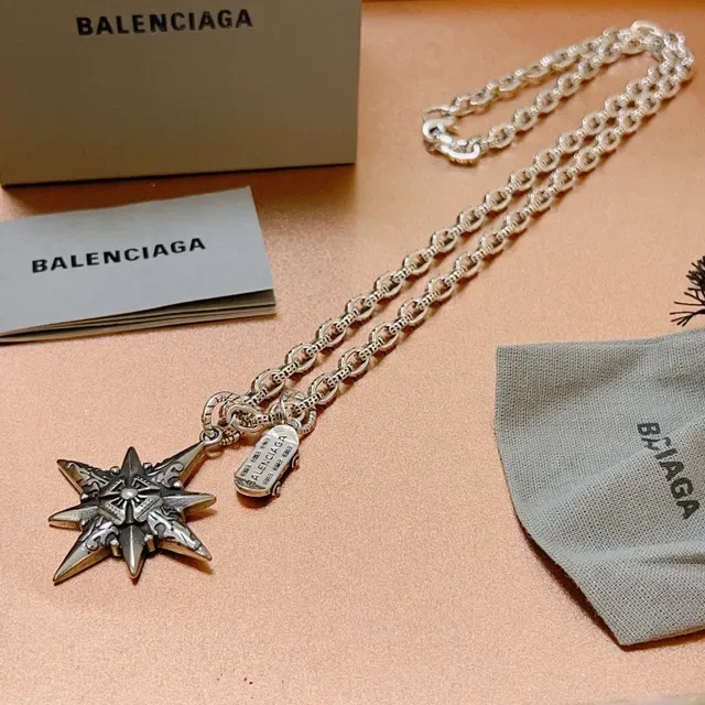 Balenciaga Collier pendentif étoile argenté orné en forme de voiture avec charm d'étiquette 7