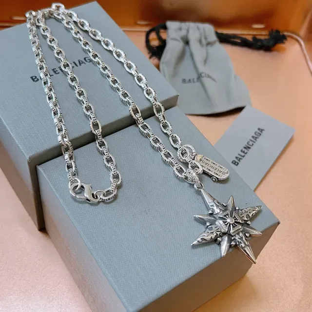 Balenciaga Collier pendentif étoile argenté orné en forme de voiture avec charm d'étiquette 9