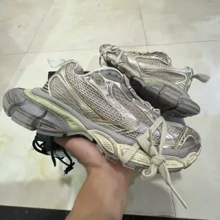 Balenciaga Track Trainer حذاء رياضي فضي معدني سميك