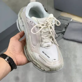 Balenciaga Triple S Off-White حذاء تشانكي