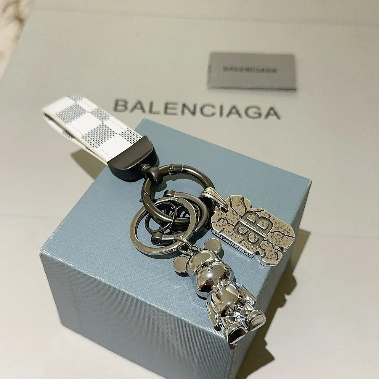 Balenciaga accessoire téléphone cuir à damier blanc argenté avec sangle en métal poli 2