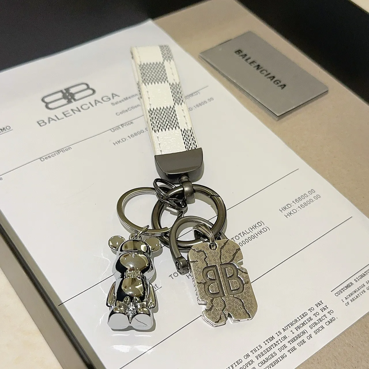 Balenciaga accessoire téléphone cuir à damier blanc argenté avec sangle en métal poli 3