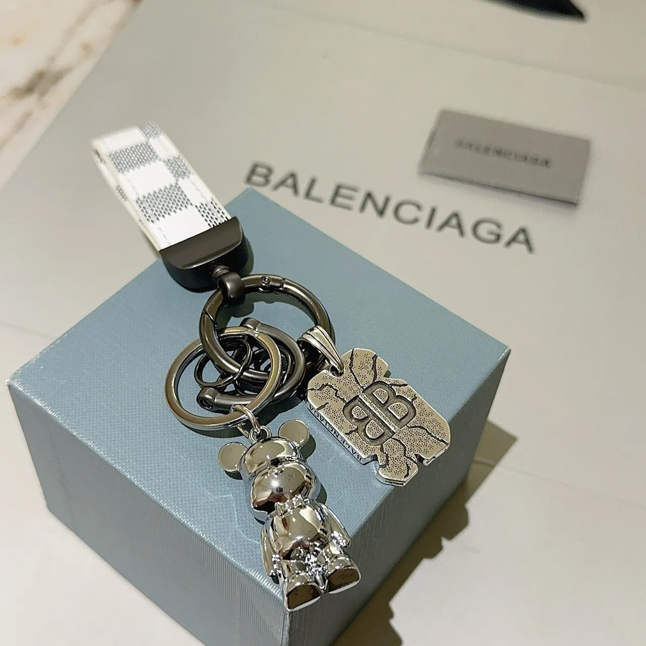 Balenciaga accessoire téléphone cuir à damier blanc argenté avec sangle en métal poli 4