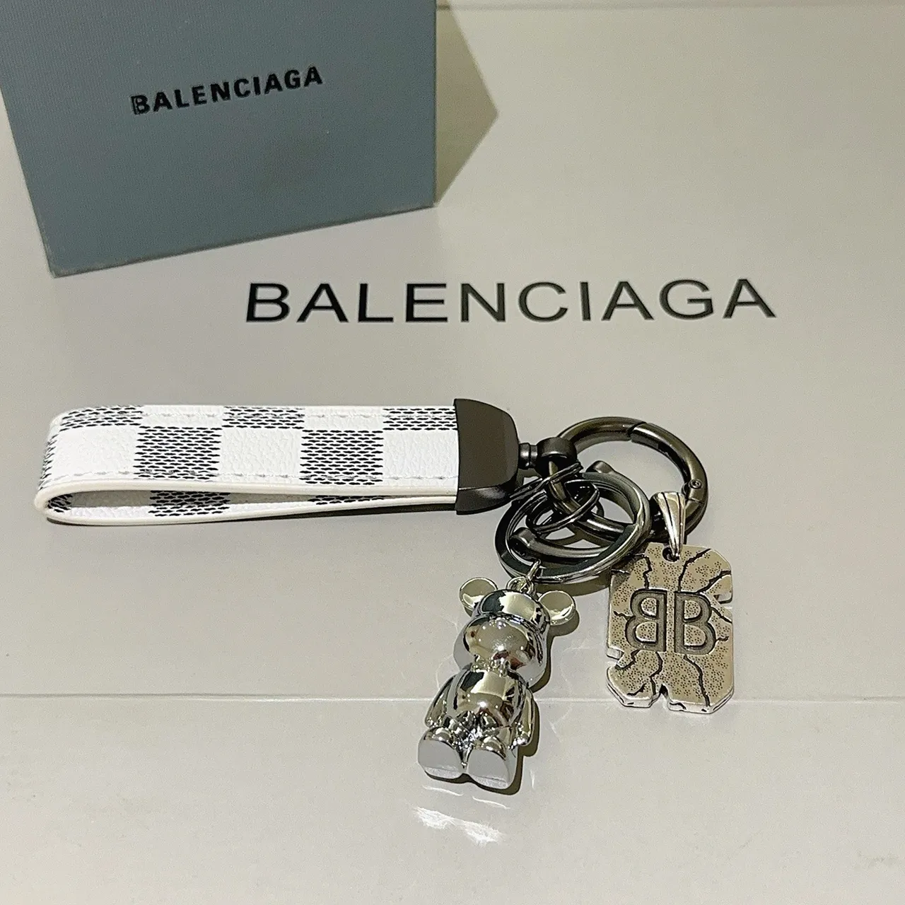 Balenciaga accessoire téléphone cuir à damier blanc argenté avec sangle en métal poli 6