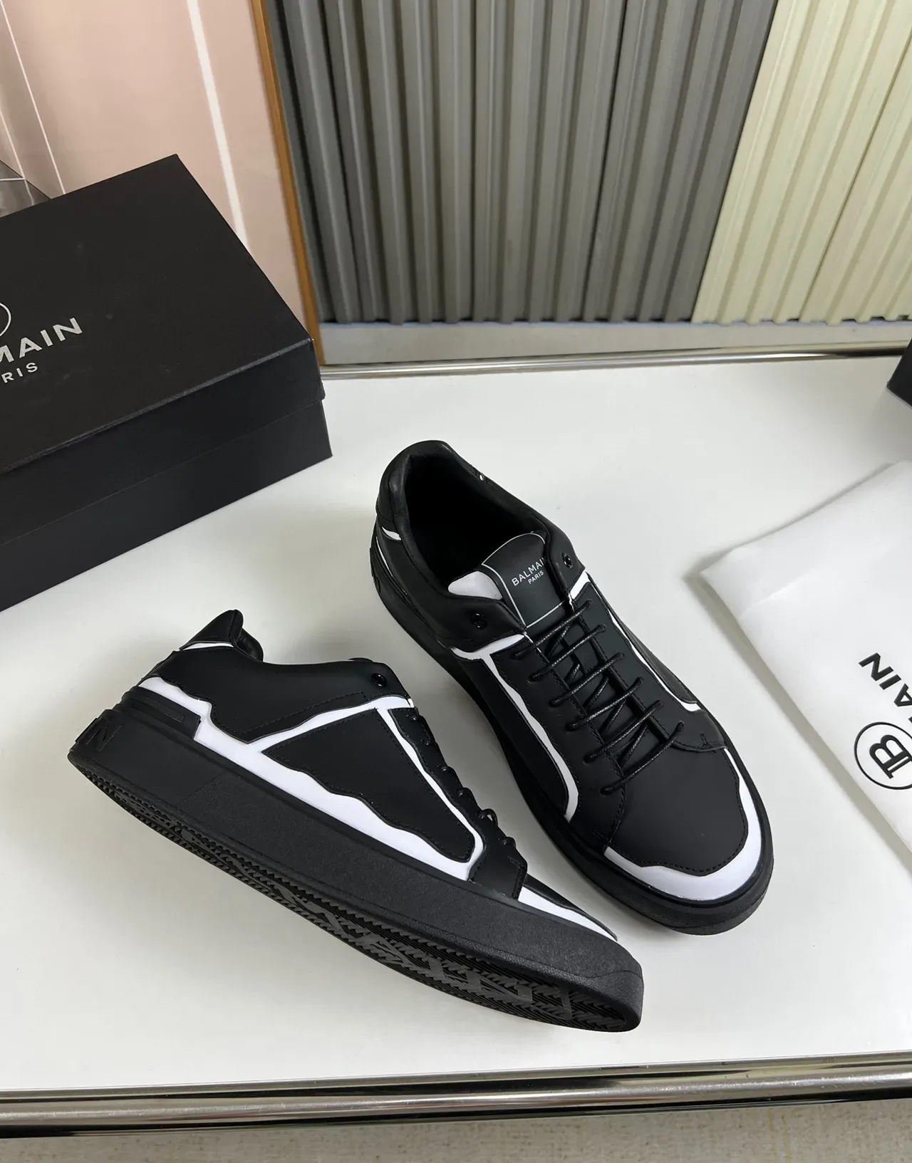 Balmain Preto Branco Parte Superior de Couro Estruturado Painéis de Onda Assimétrica Sneakers Lifestyle 5
