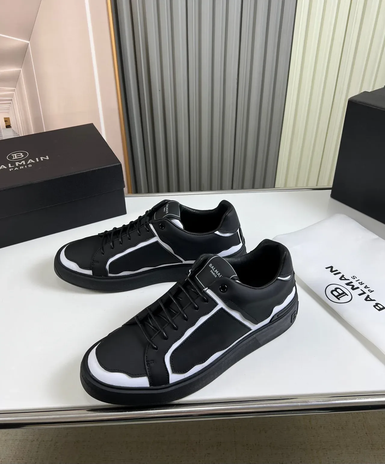 Balmain Preto Branco Parte Superior de Couro Estruturado Painéis de Onda Assimétrica Sneakers Lifestyle 7