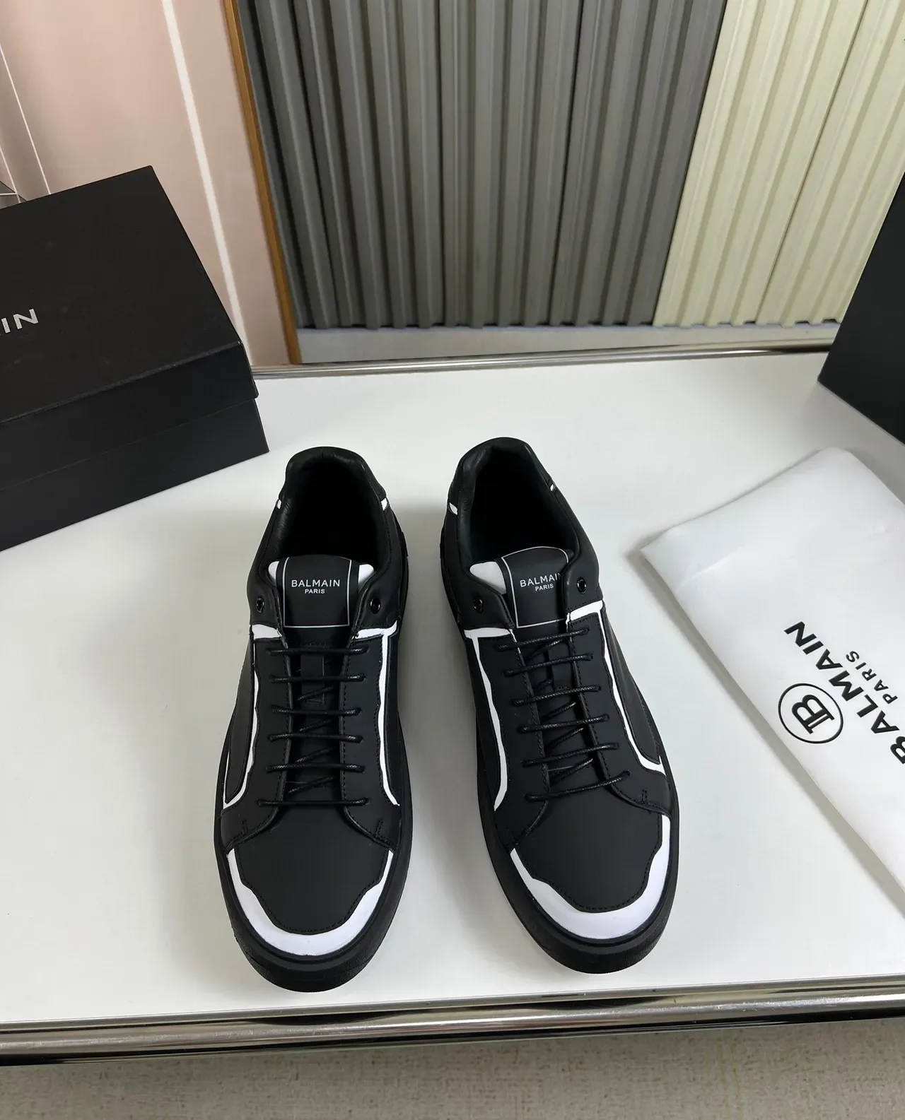 Balmain Preto Branco Parte Superior de Couro Estruturado Painéis de Onda Assimétrica Sneakers Lifestyle 8