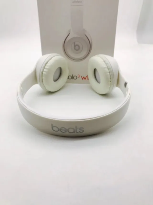 Beats Solo³ Wireless White Over-ear Headphones 2