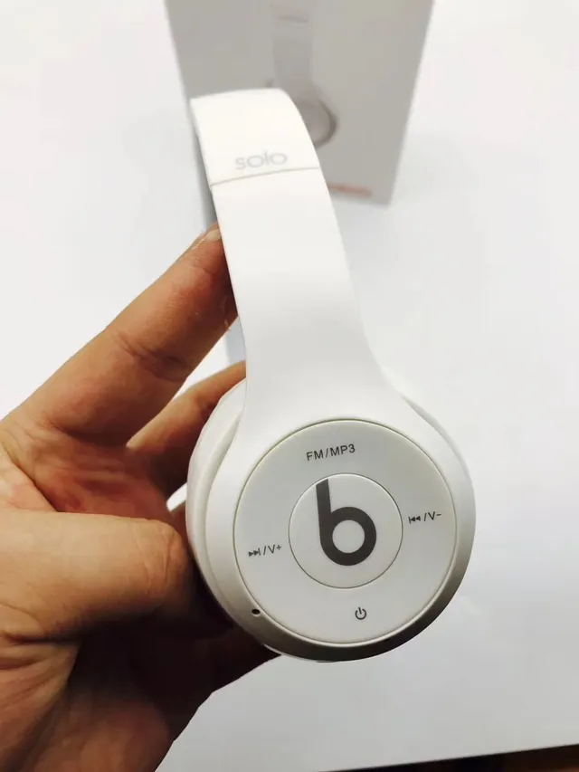 Beats Solo³ Wireless White Over-ear Headphones 3