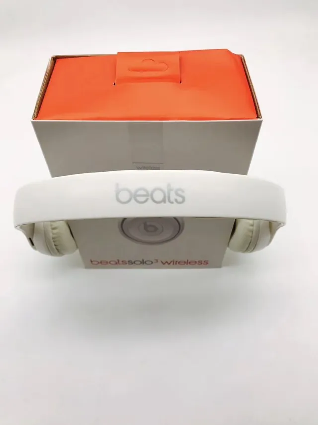 Beats Solo³ Wireless White Over-ear Headphones 6