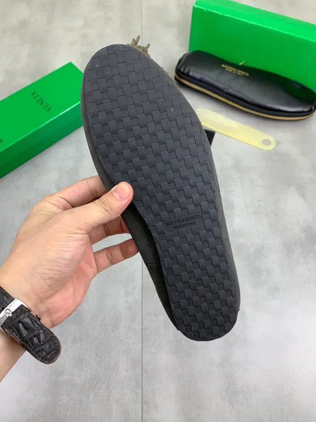 Bottega Veneta Andiamo Loafer Camurça Cinza Marrom Fita Couro Contraste 2