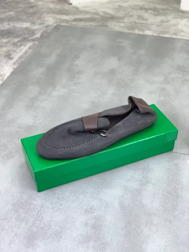 Bottega Veneta Andiamo Loafer Camurça Cinza Marrom Fita Couro Contraste 4