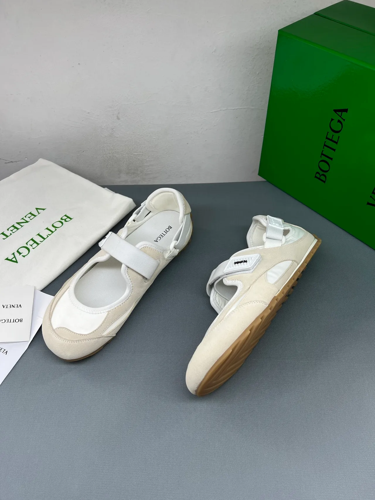 Bottega Veneta Bege e Branco Camurça Mary Jane Sapatos 2