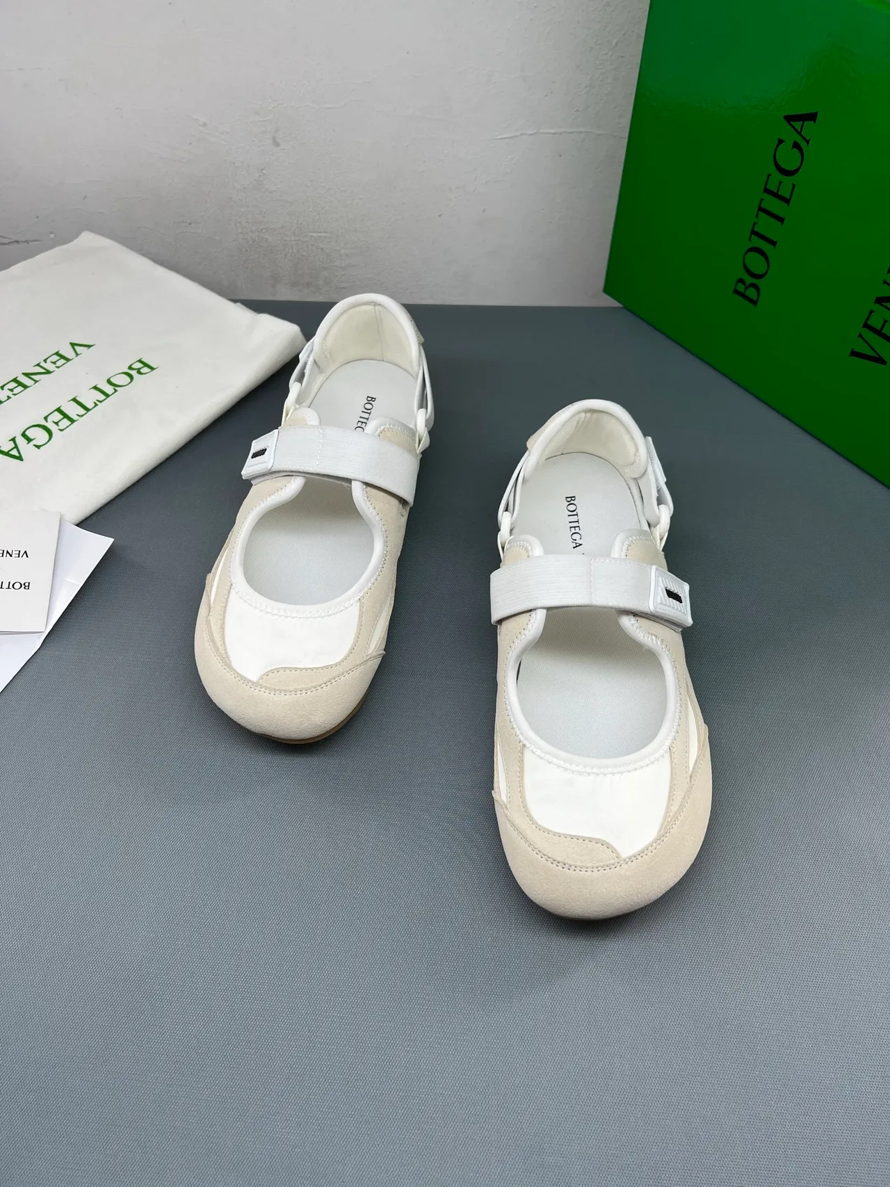 Bottega Veneta Bege e Branco Camurça Mary Jane Sapatos 3