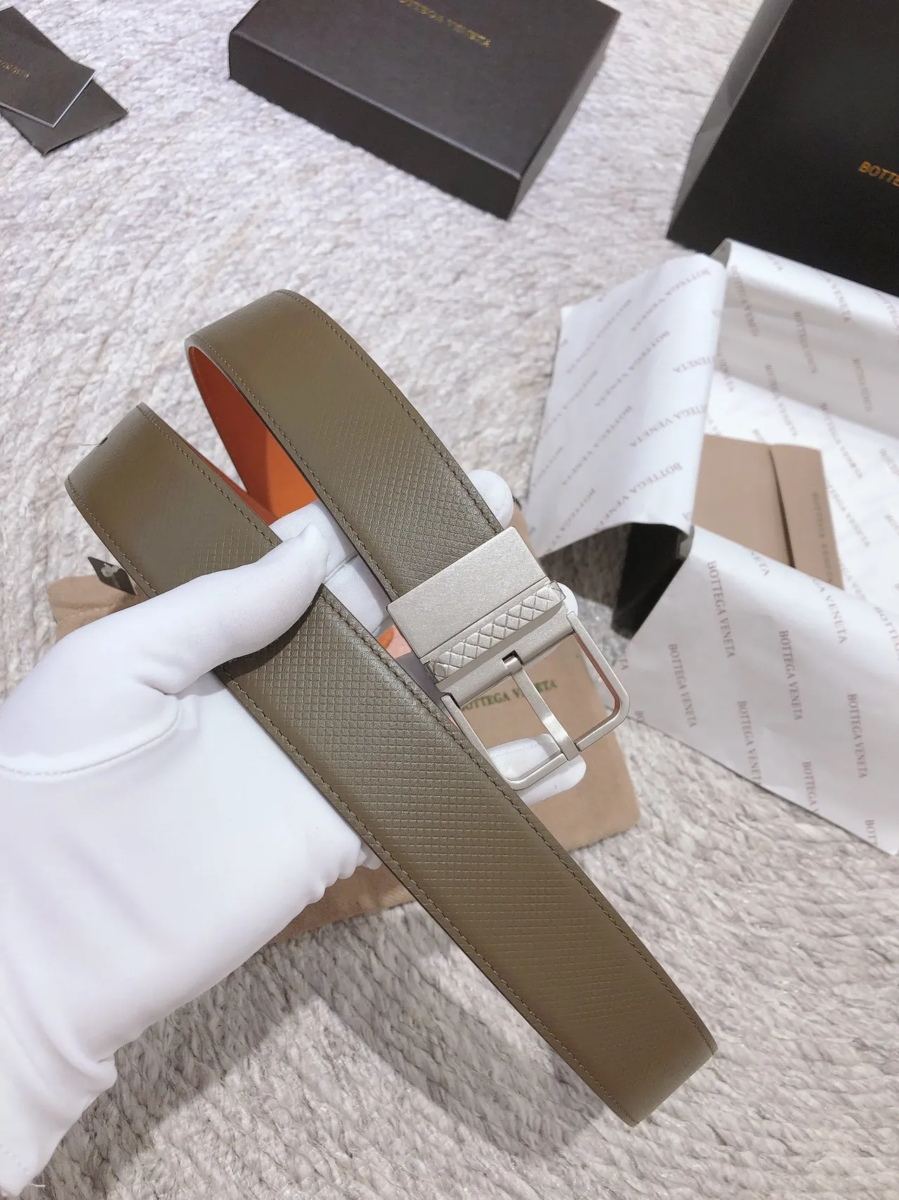 Bottega Veneta Cassette Cinto de couro bege laranja texturizado embossado reversível forro 2