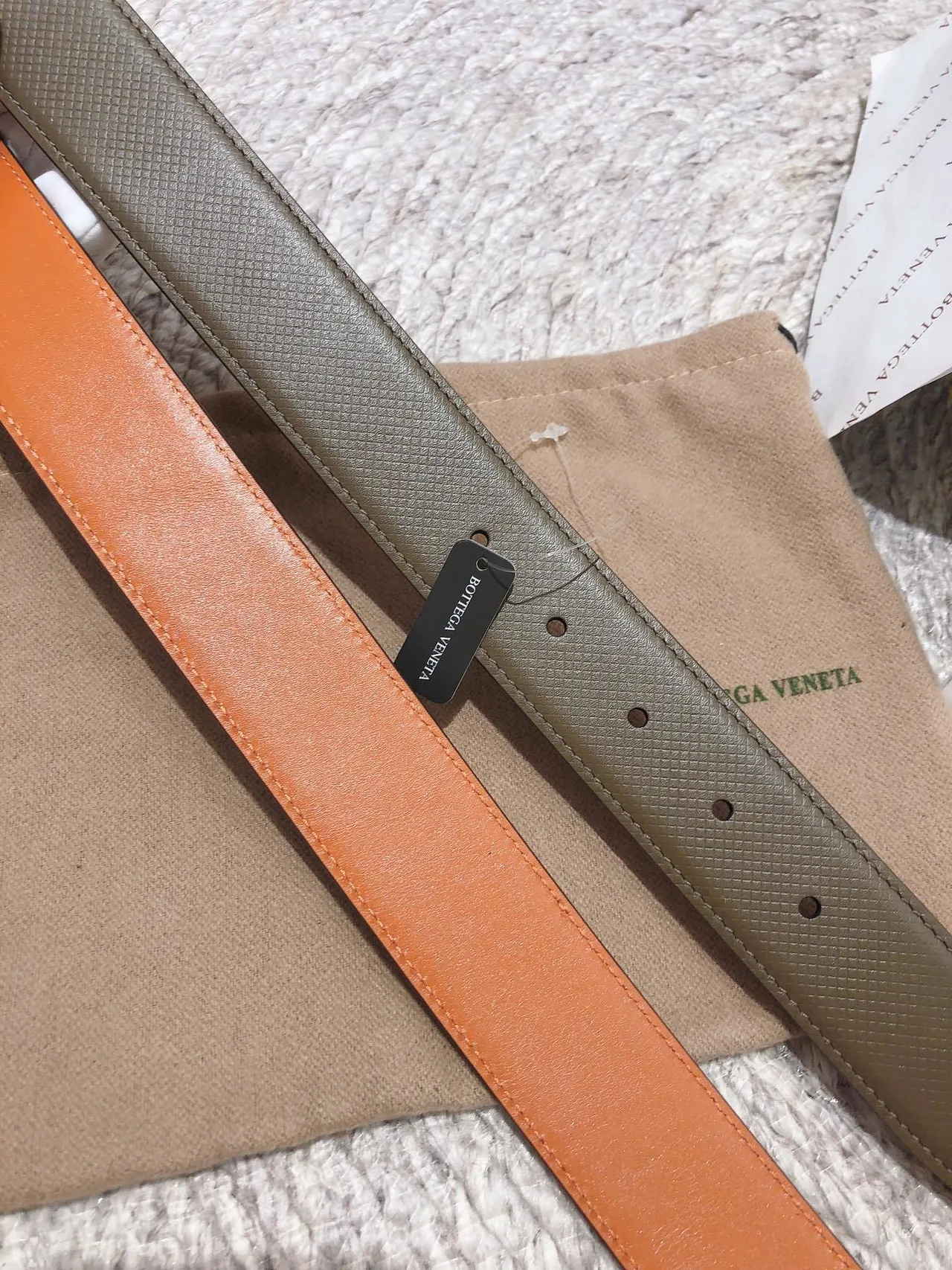 Bottega Veneta Cassette Cinto de couro bege laranja texturizado embossado reversível forro 3