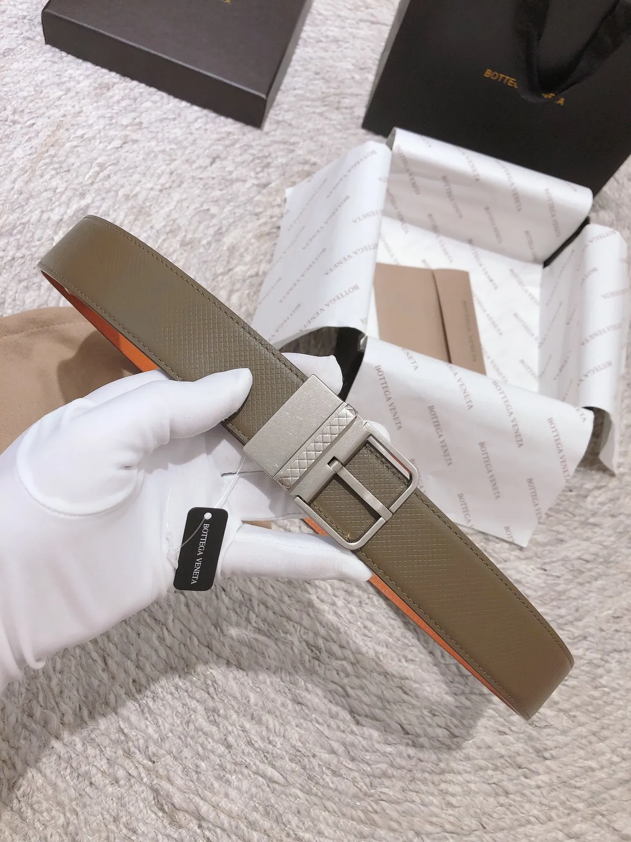 Bottega Veneta Cassette Cinto de couro bege laranja texturizado embossado reversível forro 7