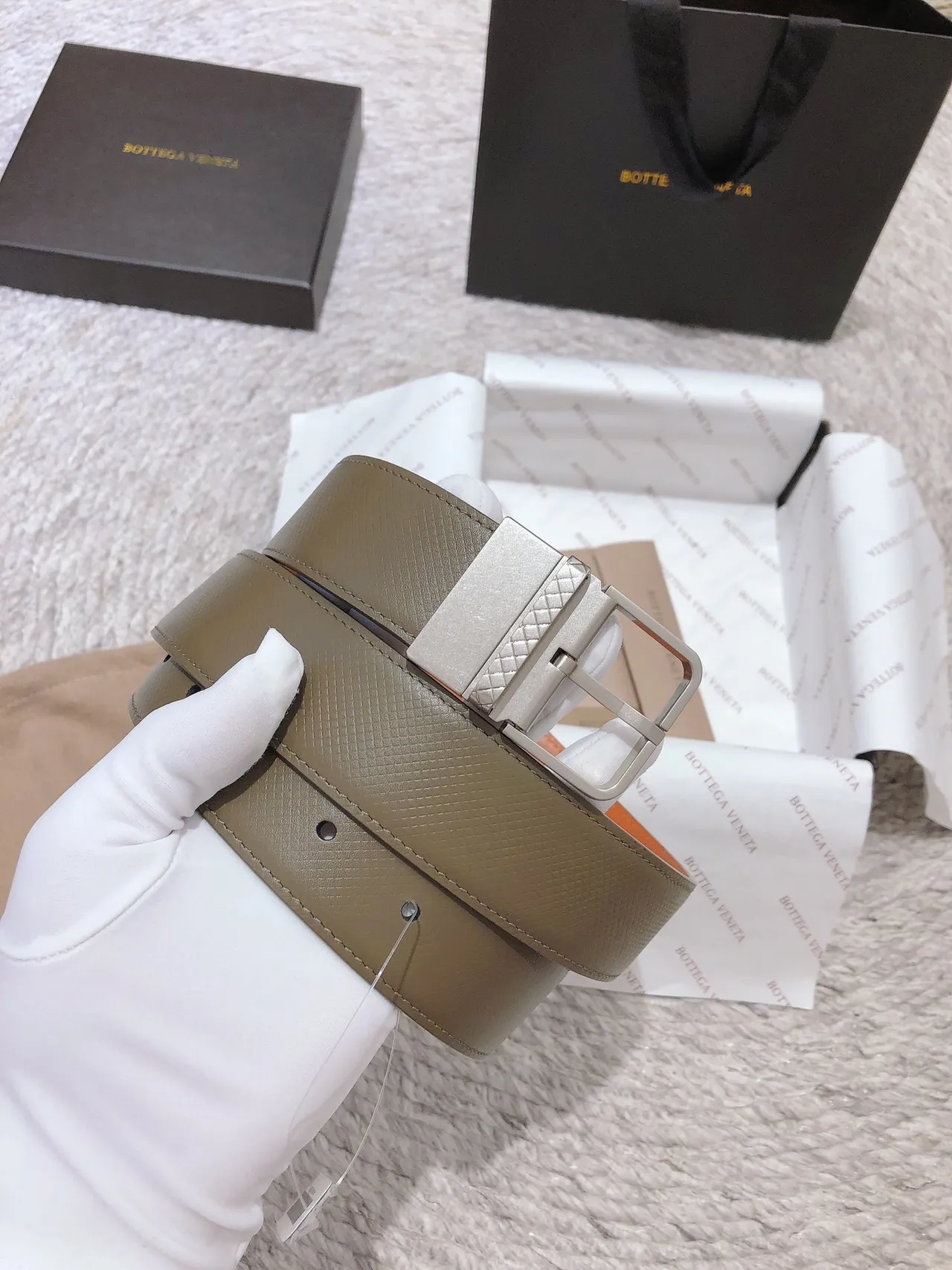 Bottega Veneta Cassette Cinto de couro bege laranja texturizado embossado reversível forro 8