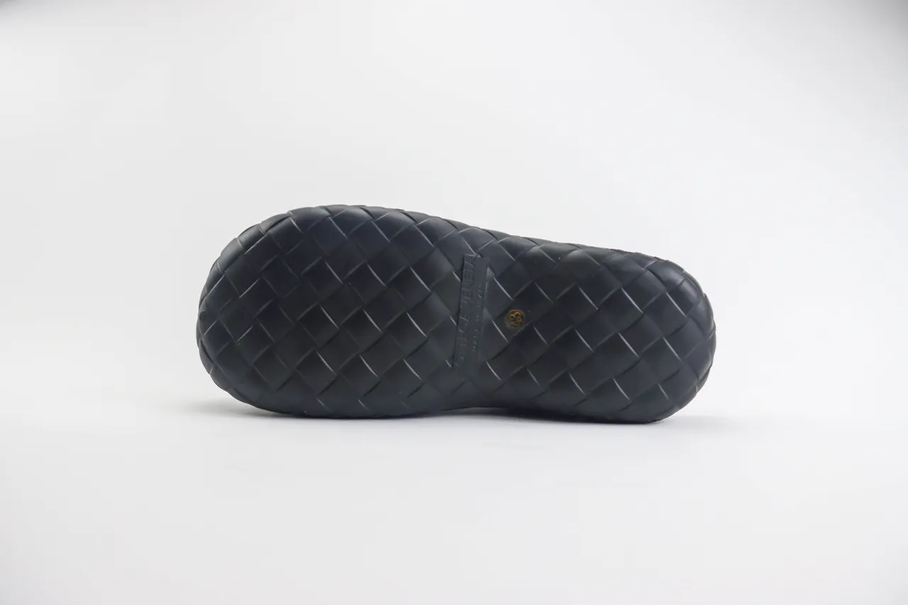 Bottega Veneta Cassette tecido preto chinelo 8