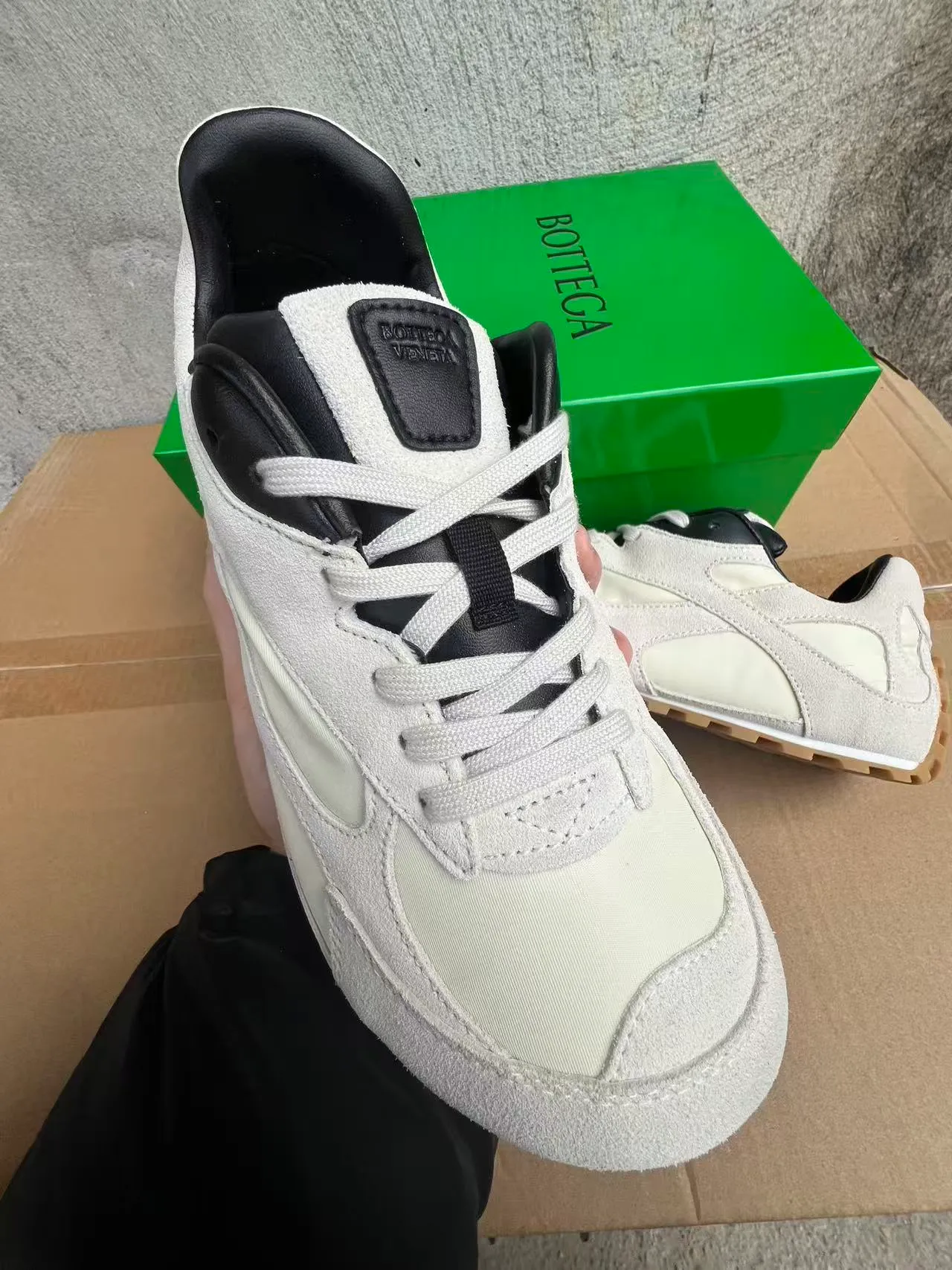 Bottega Veneta Sneakers Lifestyle Off-White et Noir 2