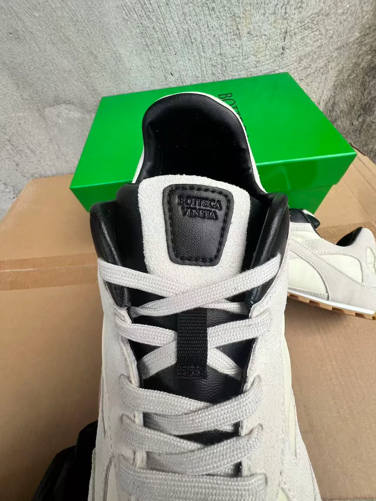 Bottega Veneta Sneakers Lifestyle Off-White et Noir 4