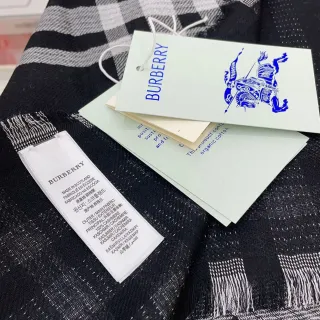 Burberry কালো ও সাদা চেক ক্যাশমিয়ার স্কার্ফ
