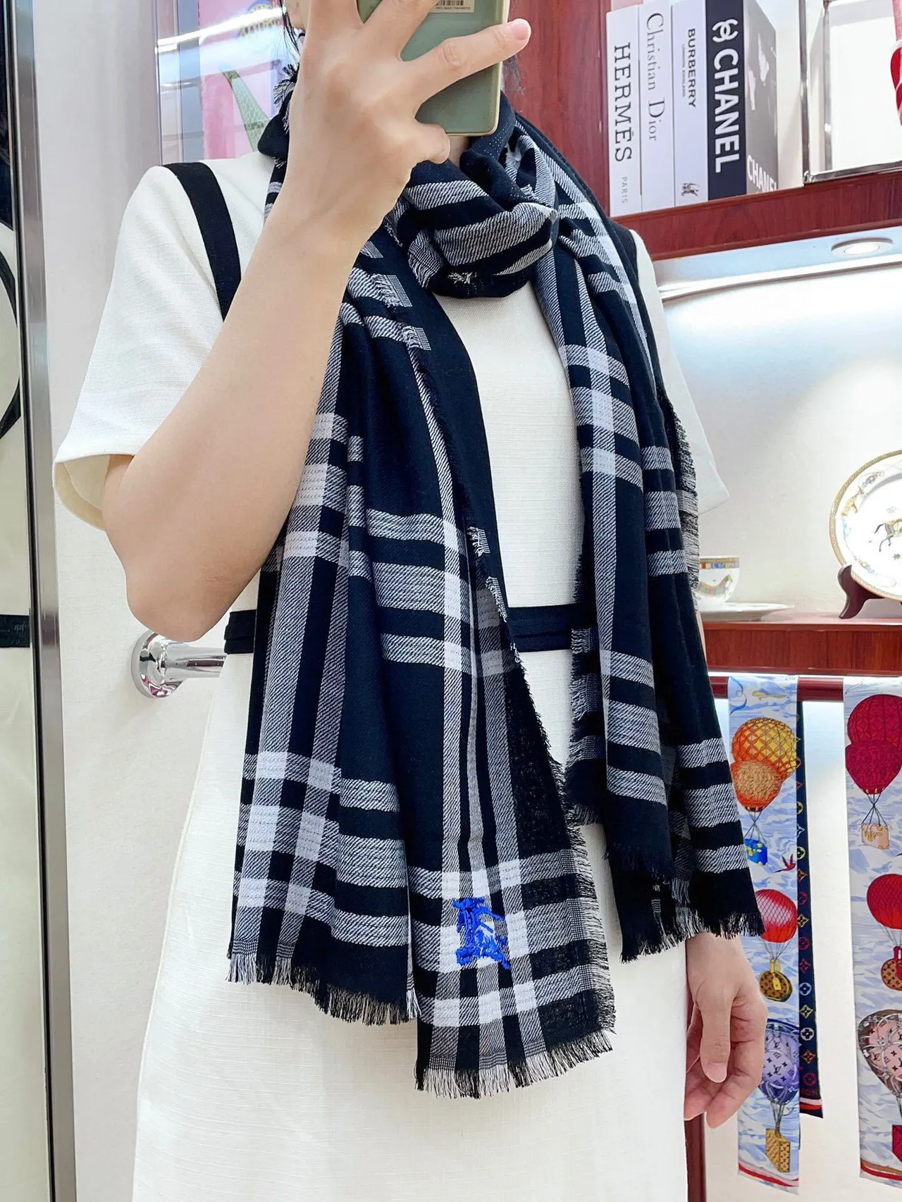 Burberry Cachecol de Cashmere em Xadrez Preto e Branco 2